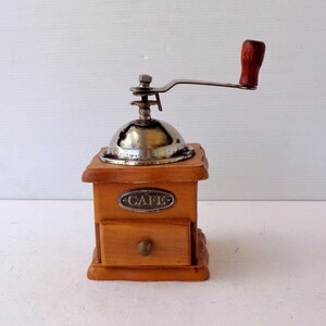 Vintage Italy coffee grinder, utensil to mince the coffee, in wood, metal , excellent condition, Italian style coffee grinder