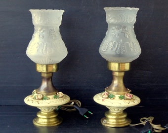 Pareja de lámparas de mesa antiguas con estructura de latón en porcelana y copa de cristal satinado, altura 33 cm, peso 735 gramos, fabricadas en Italia en los años 50