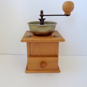 Vintage Italy coffee grinder, utensil to mince the coffee, in wood, metal , excellent condition, Italian style coffee grinder