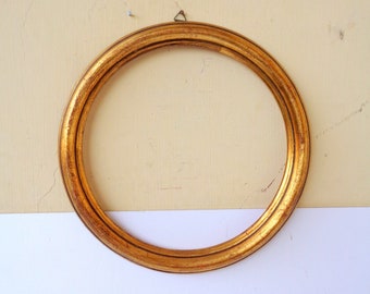 Round wooden frame gold leaf vintage  from the 70s ,  diameter 24.5, thickness 2.3 cm