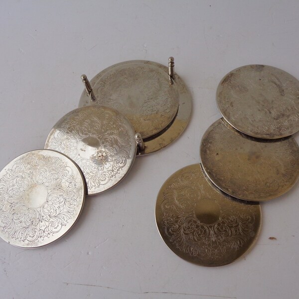 set of 6 coasters in unmarked silver plated, with support, decorated in relief, vintage Italy from the 70s, coaster diameter 9.2cm