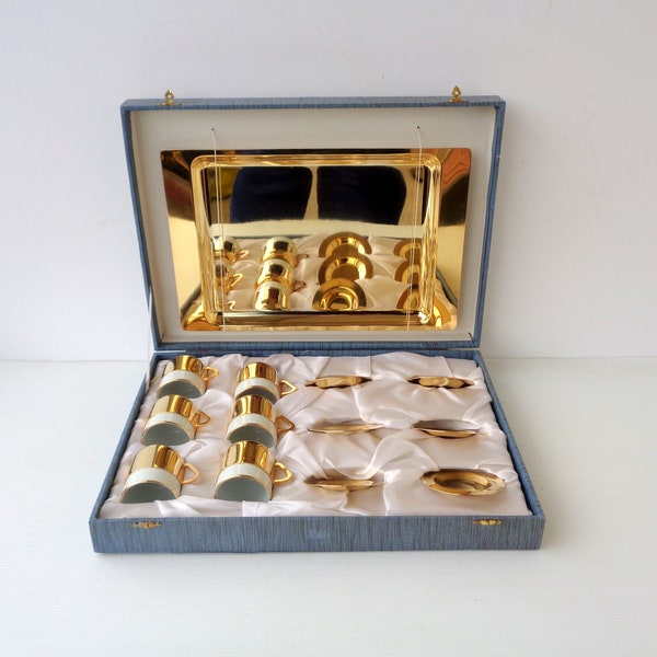 Service à café vintage des années 1980 pour six personnes en métal doré 24 carats et porcelaine avec plateau, neuf, jamais utilisé dans son emballage d'origine