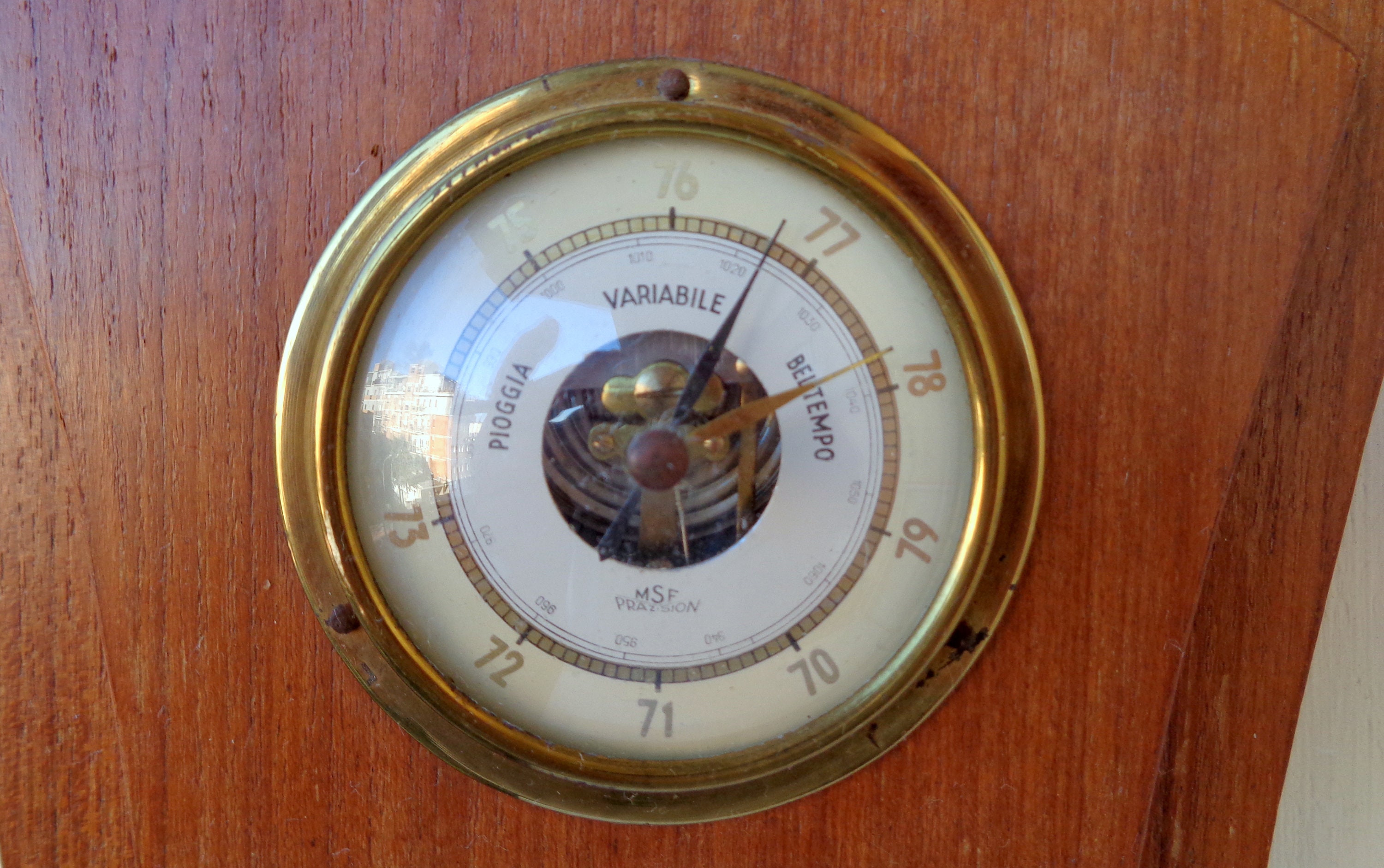 木製の気圧計、温度計、湿度計。高さ40.5cm。1970年代イタリア製