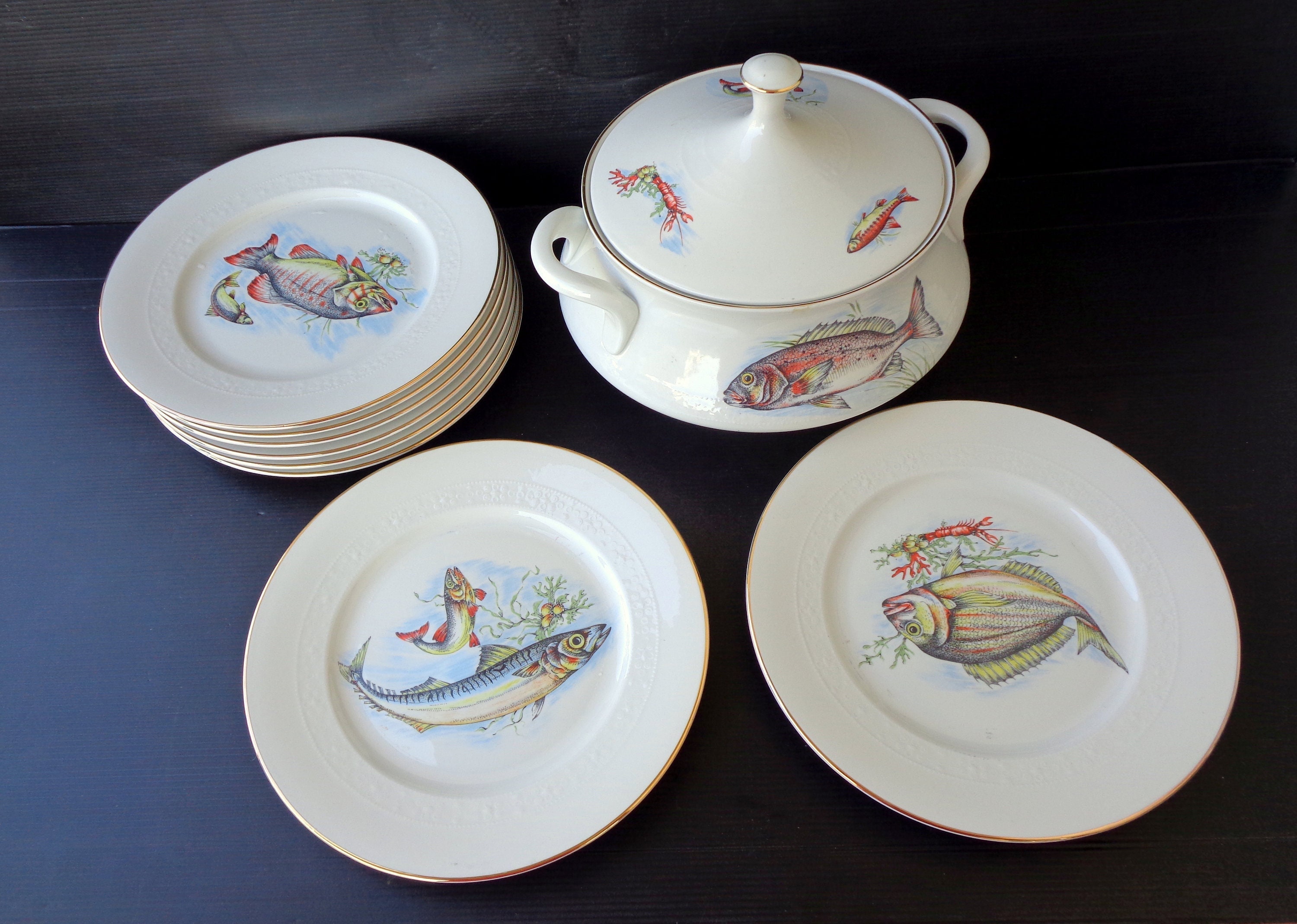 Complete Tureen and Eight Fish Plates, Tognana Brand, Made in Italy, in  Porcelain, With Gilt Edge. Dishes Diameter 25cm, Bowl Diameter 30cm -   Sweden
