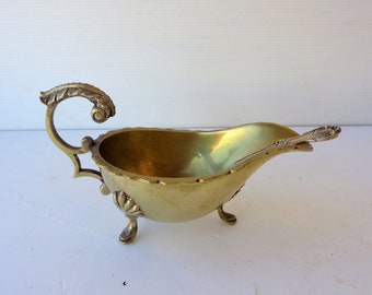 Antica salsiera vintage in ottone massiccio, con il suo cucchiaio originale, lunghezza 19 cm, larghezza 9,2 cm, peso 494 g.