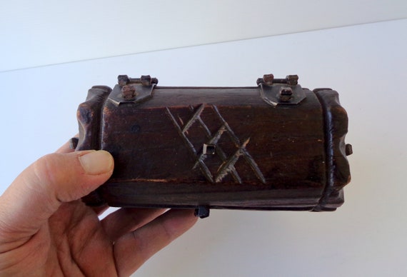 Old wooden and wrought iron jewelry box, with the… - image 10