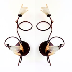 Deux appliques italiennes, appliques murales en métal lavé et tasses en verre de Murano hauteur totale 46 cm