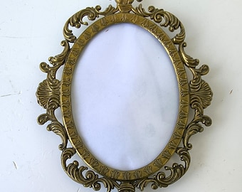 イタリア製のバロック様式の額縁に入った木製の絵画。プリントの高さは