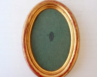 Oval wooden frame gold leaf vintage  from the 70s Height 18.7 cm width 13.4 cm thickness 2.3 cm