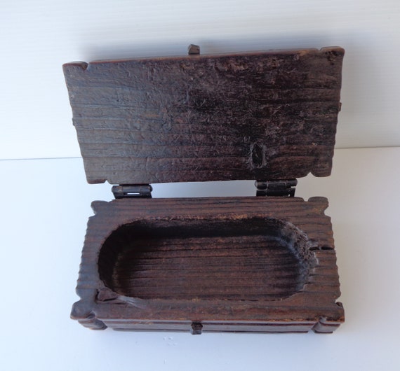 Old wooden and wrought iron jewelry box, with the… - image 4