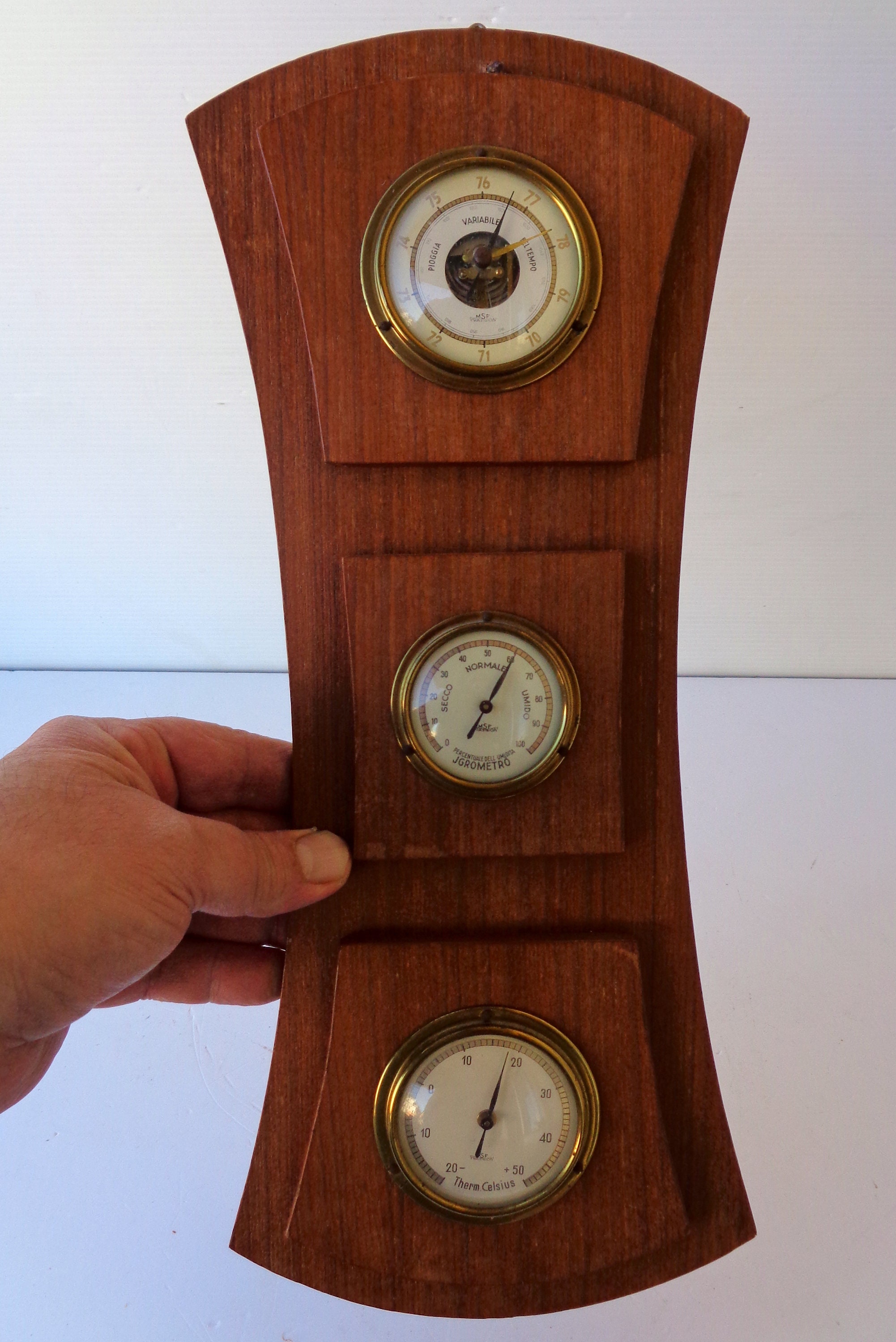 木製の気圧計、温度計、湿度計。高さ40.5cm。1970年代イタリア製