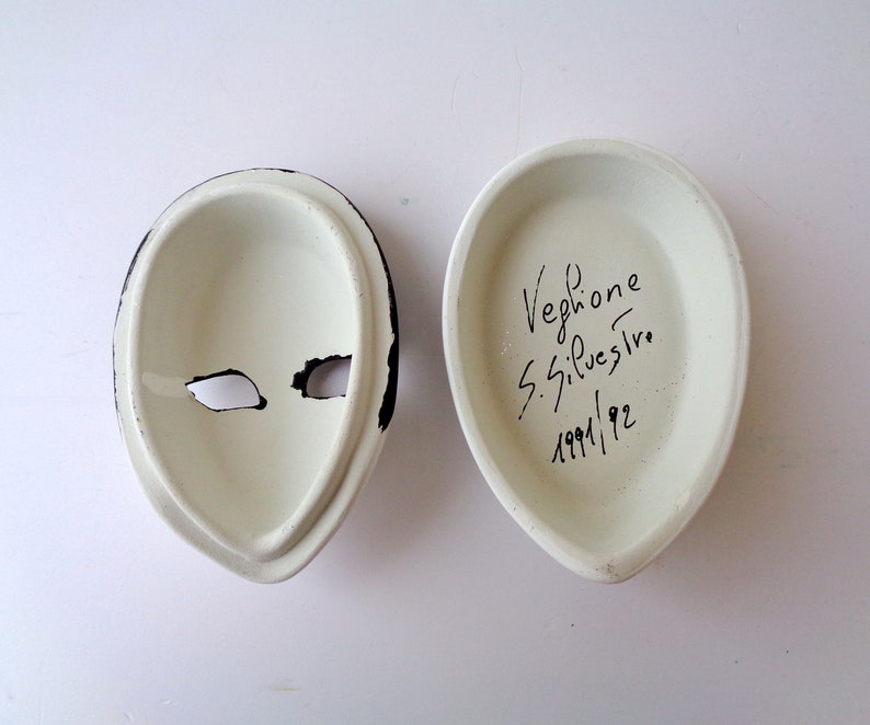 boîte à bijoux en céramique vintage avec le couvercle masque vénitien, boîte à bijoux noir / blanc, boîte à bagues italienne, souvenir du Nouvel An 1992, taille 8x6cm image 5