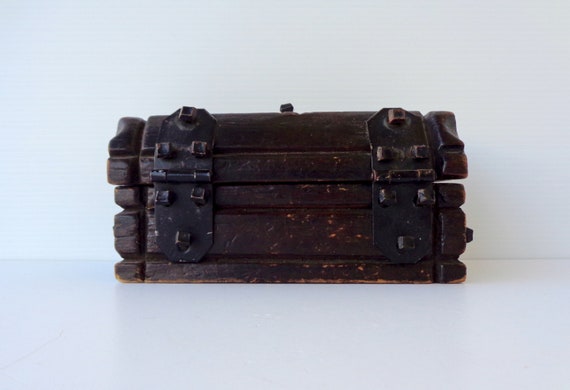 Old wooden and wrought iron jewelry box, with the… - image 7