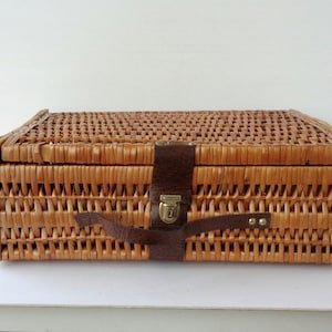 Vintage Italy, very old Wicker Picnic Basket, wicker picnic bag Italy 70s image 7