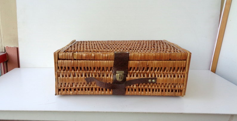 Vintage Italy, very old Wicker Picnic Basket, wicker picnic bag Italy 70s image 7