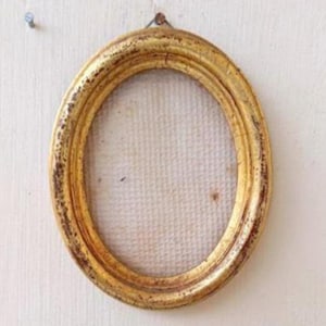 Oval wooden frame gold leaf, with glass, vintage  from the 70s,  Height 10.5 cm width 8.5 cm thickness 2 cm