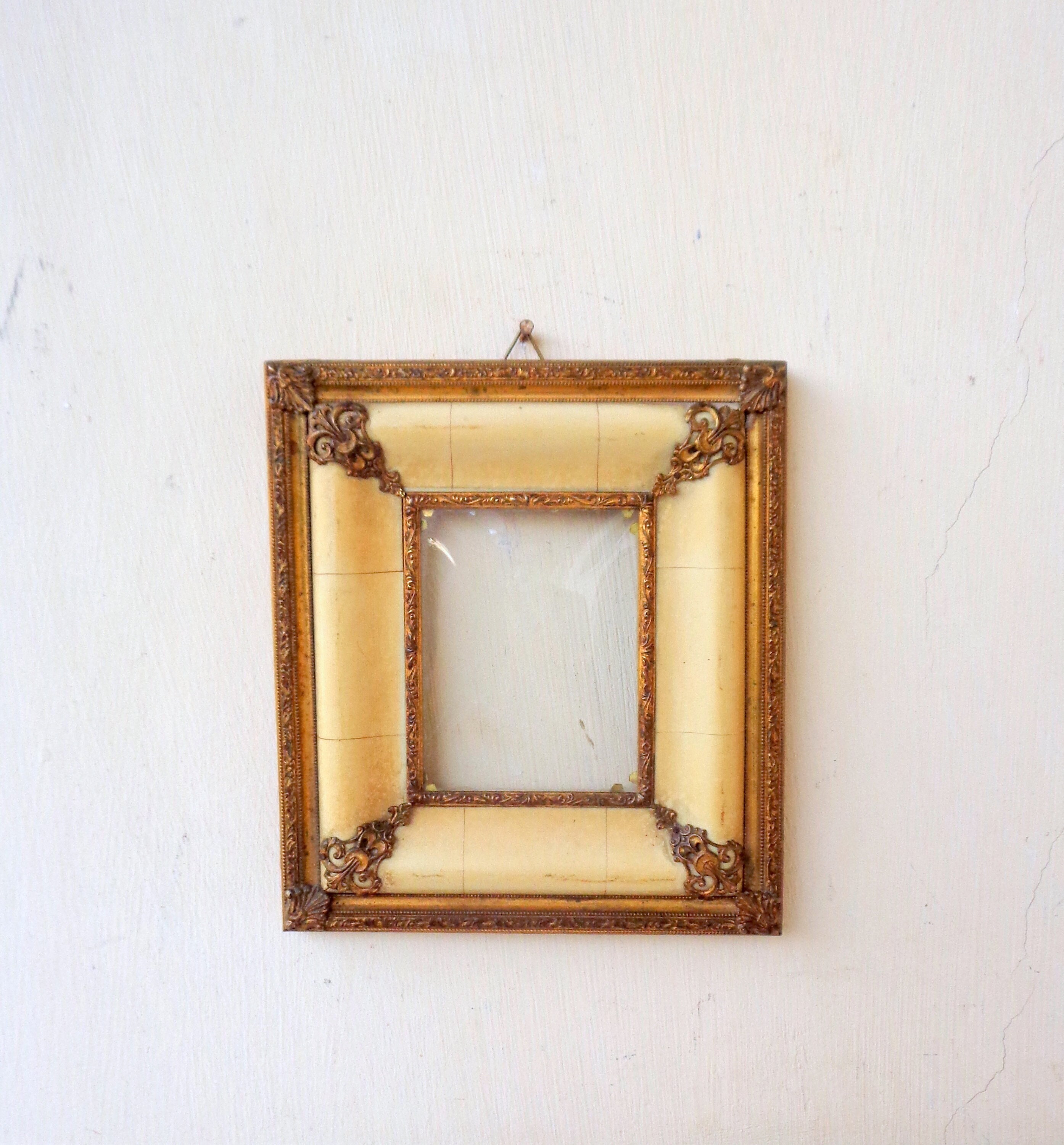 frame in wood, with glass, vintage Made in Italy, Baroque style, height 17cm width 15cm, depth 2 cm