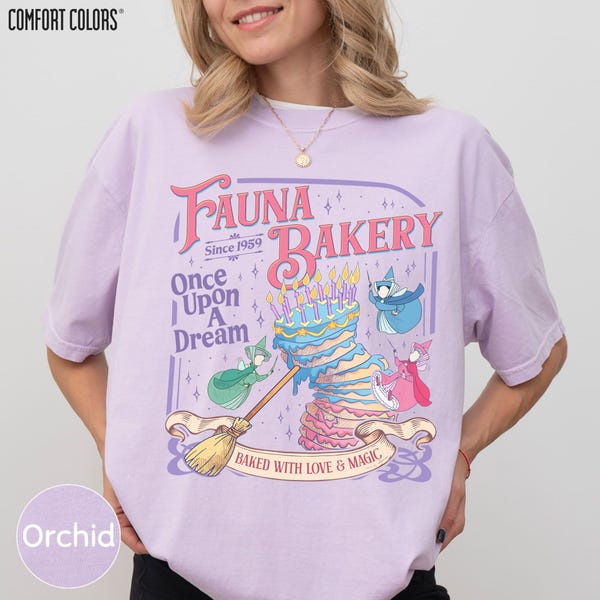 Camiseta retro de La Bella Durmiente Fauna Bakery Comfort Colors, Camiseta Horneada con Amor y Magia, Regalo de la Princesa Aurora