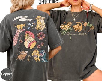 Camiseta Disney Hakuna Matata Comfort Colors, El Rey León Simba Timón Pumbaa Camiseta de doble cara Viaje familiar a Animal Kingdom