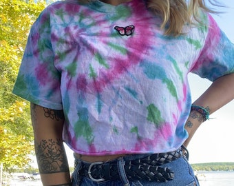 Camiseta recortada con tinte tie-dye