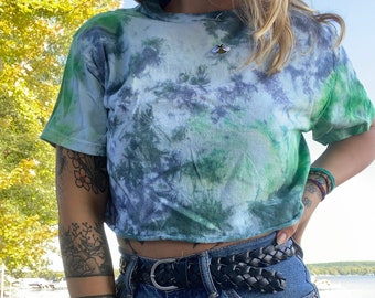 Camiseta recortada con tinte tie-dye