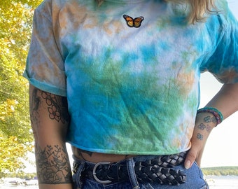 Camiseta recortada con tinte tie-dye