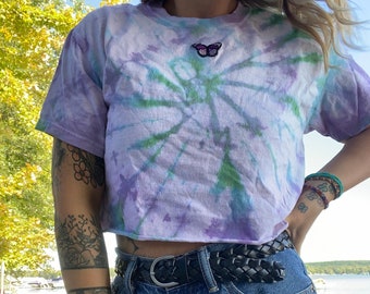Camiseta recortada con tinte tie-dye