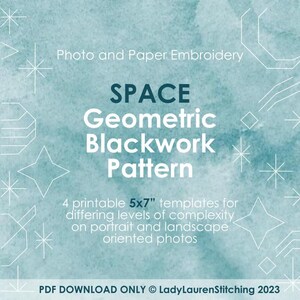 Könnte beinhalten: Eine digitale Illustration in Tealblau mit weißen geometrischen Formen und dem Text "SPACE Geometric Blackwork Pattern" und "4 druckbare 5x7" Vorlagen für unterschiedliche Schwierigkeitsgrade auf Hoch- und Querformatfotos". Der Text "PDF DOWNLOAD ONLY © LadyLaurenStitching 2023" befindet sich am unteren Rand des Bildes.