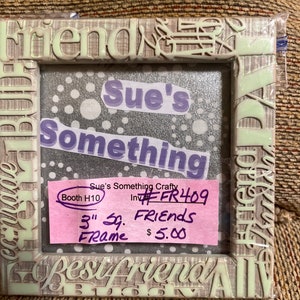 Könnte beinhalten: Ein weißer Bilderrahmen mit den Worten "Friend", "Sue's Something", "Best Friend" und "Buddy", die auf den Rahmen geprägt sind. Der Rahmen ist 7,6 cm x 15 cm groß und kostet 5,00 €. Der Rahmen ist mit "Friends" beschriftet.