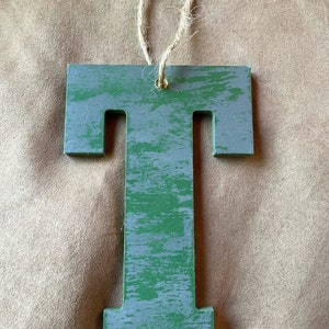 Letra "T" de 8 pulg., Shabby Chic, pintura desconchada, verde desgastado/gris