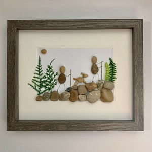 Familia de excursionistas con perro: Cuadro personalizado de arte con piedras enmarcado