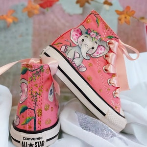 Custom/ Handpainted  Baby&#39;s Converse All Star. Little Elephants, glitter and the kid&#39;s name. Made-to-order / Gift ideas