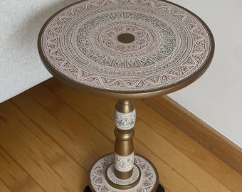 Mesa de centro redonda de palisandro pintada a mano - Naksheen Truck Art, muebles con detalles en blanco y dorado