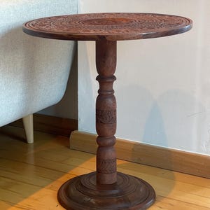 Hand-Carved Sheesham Wood Round Accent Table – 18 Inch Top