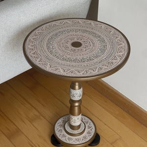 Tavolino Naksheen - Tavolino rotondo in legno dipinto a mano da 16&#39;&#39; e 18&#39;&#39; con design artistico - Accent Furniture Home Décor - Bianco Oro