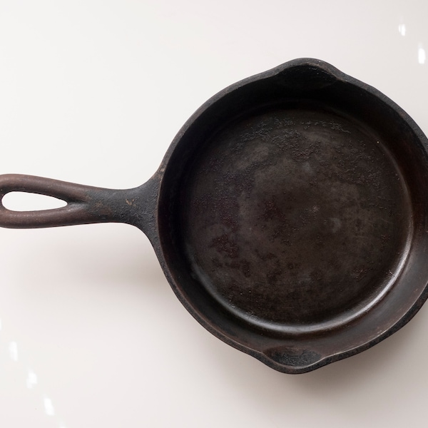 Vintage Wagner Ware no.3 cast iron skillet