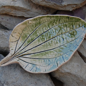 Blatt Schale Seifenschale Schmuckschale Kochlöffelablage - grün glasierte Keramik, 20 cm, aus einem echten Breitwegerich-Blatt gefertigt!