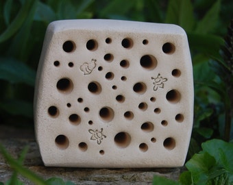 Medium-sized bee stone "Maja" 40 nesting passages, side length approx. 9 cm Nesting stone made of fired clay Wild bees nesting aid Insect hotel Nesting block