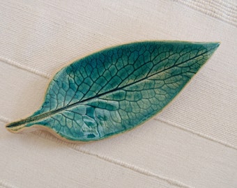 Symphytum Leaf Bowl No. 1 "Comfrey", Soap Bowl Insect Potions Jewelry Bowl / Turquoise Green Glazed Ceramic