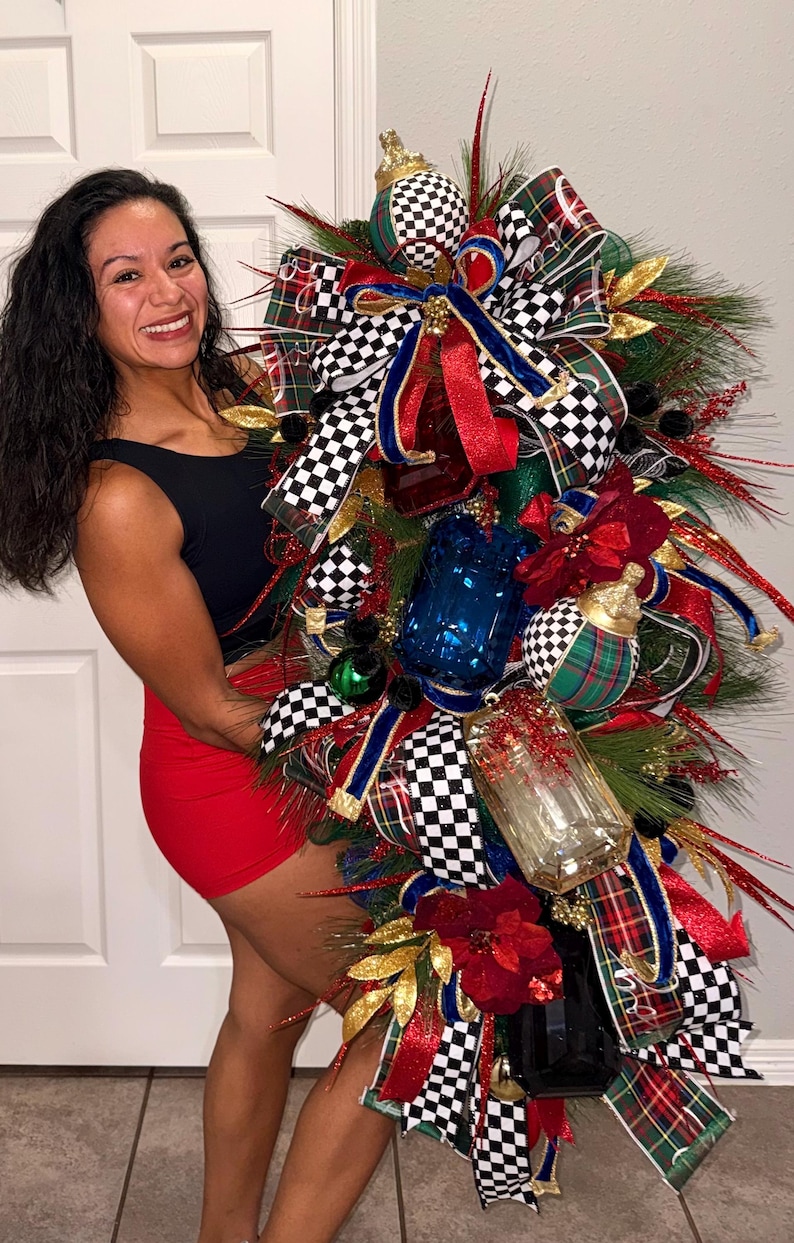 Elegant Christmas Swag, Plaid Check Door Decor, Red Green Gold Nutcracker Inspired Holiday Swag afbeelding 2