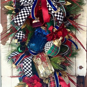 Elegant Christmas Swag, Plaid Check Door Decor, Red Green Gold Nutcracker Inspired Holiday Swag afbeelding 1
