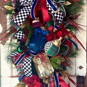 Elegant Christmas Swag, Plaid Check Door Decor, Red Green Gold Nutcracker Inspired Holiday Swag afbeelding 3