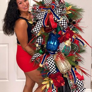 Elegant Christmas Swag, Plaid Check Door Decor, Red Green Gold Nutcracker Inspired Holiday Swag afbeelding 4