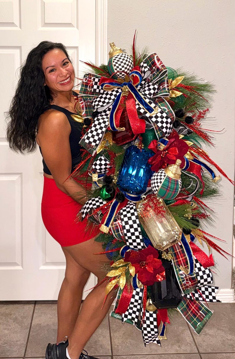 Elegant Christmas Swag, Plaid Check Door Decor, Red Green Gold Nutcracker Inspired Holiday Swag afbeelding 4