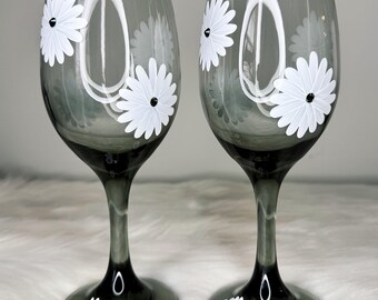 Handbemaltes Gänseblümchen Weinglas - Strass Center, Floral Stemware