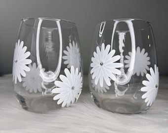 Handbemaltes Gänseblümchen Stemless Weinglas • Blumenweinglas