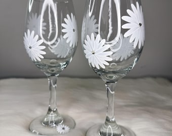 Handbemaltes Gänseblümchen Weinglas • Blumen Weinglas