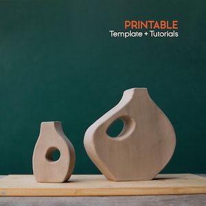 Puede incluir: Dos jarrones de cerámica beige con recortes circulares, uno grande y otro pequeño, sobre una tabla de madera contra un fondo verde oscuro. El texto "PRINTABLE Template + Tutorials" está en la esquina superior derecha.