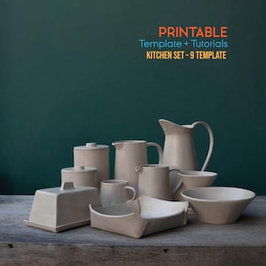 Könnte beinhalten: Eine Sammlung beigefarbener Keramik-Küchenutensilien, darunter ein Krug, Schalen, eine Butterdose und Behälter, auf einer Holzoberfläche angeordnet. Der Text "PRINTABLE Template + Tutorials KITCHEN SET - 9 TEMPLATE" ist enthalten.