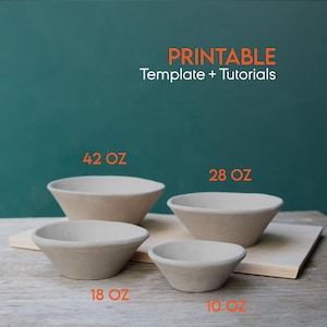 Może przedstawiać: Cztery beżowe, ręcznie robione miski o różnych rozmiarach są prezentowane na drewnianej powierzchni. Miski są oznaczone odpowiednimi pojemnościami w uncjach płynu: 42 oz, 28 oz, 18 oz i 10 oz. Tło to turkusowa ściana z tekstem "PRINTABLE Template + Tutorials".